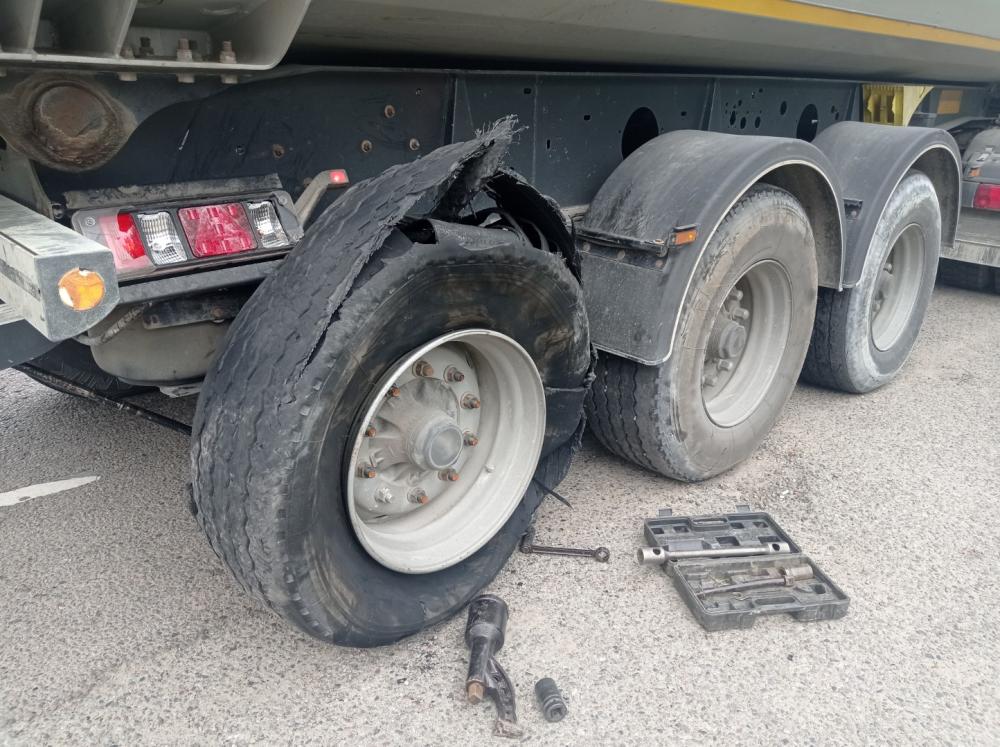 pneus camion crevé