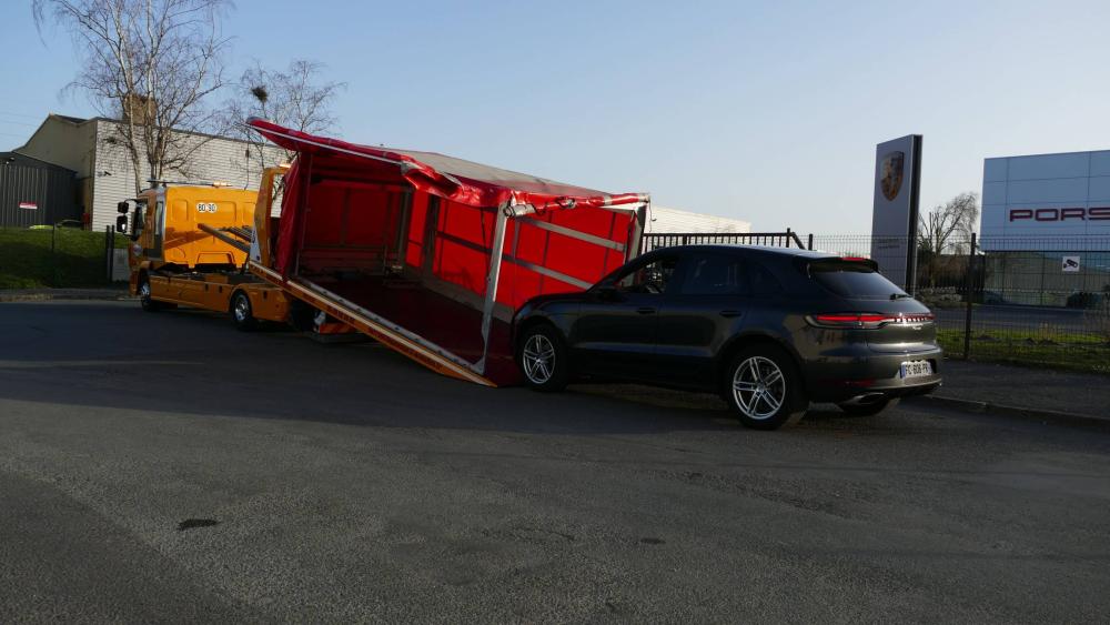 voiture sur remorque